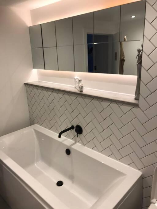 New Town House With *Free Allocated Parking* Apartment Brighton ภายนอก รูปภาพ